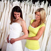 Prova dell'abito da sposa assieme agli accompagantori Prova dell'abito da sposa assieme agli accompagantori